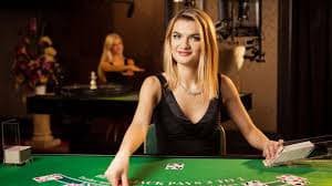 739 slots အက်ပ် မိုဘိုင်းဖုန်းပေါ်မှ Slots Live Casino ကစားနေသောပုံ